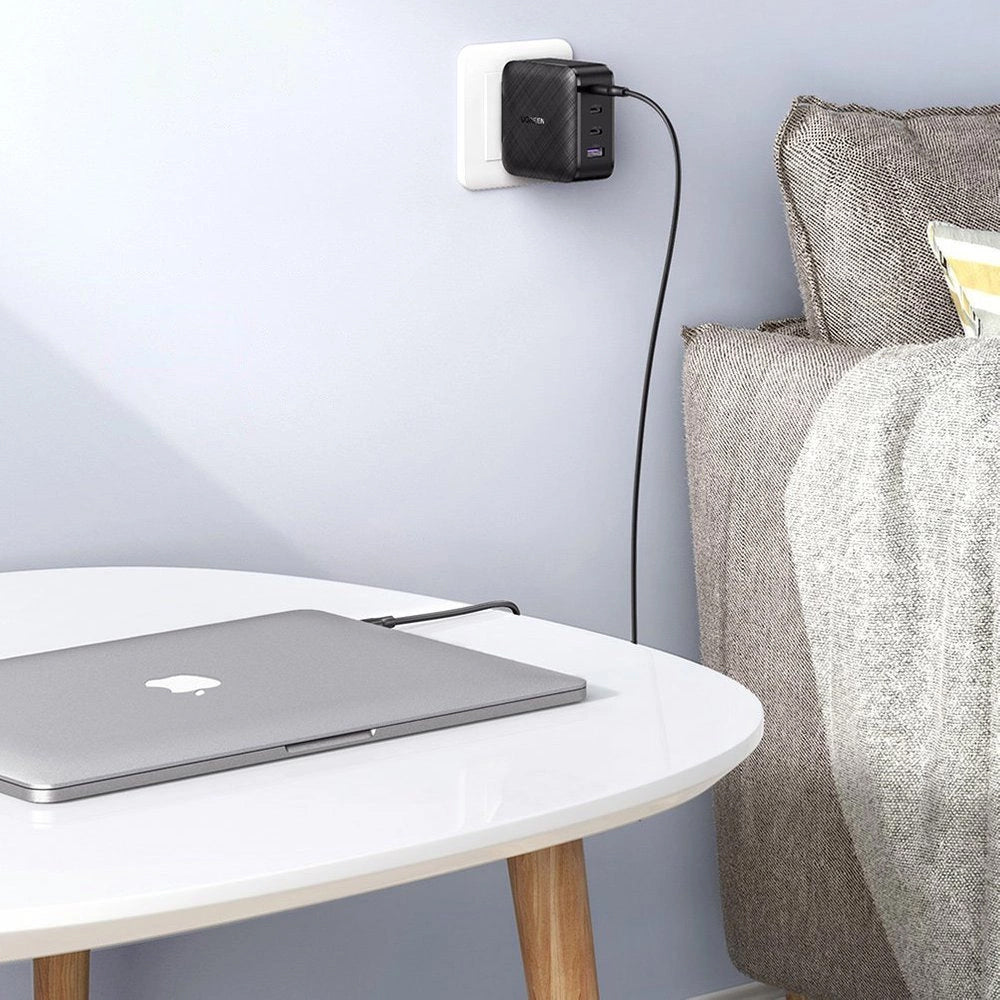 Netzwerk-Ladegerät UGREEN CD104, 65W, 3A, 1 x USB-A - 3 x USB-C, Schwarz