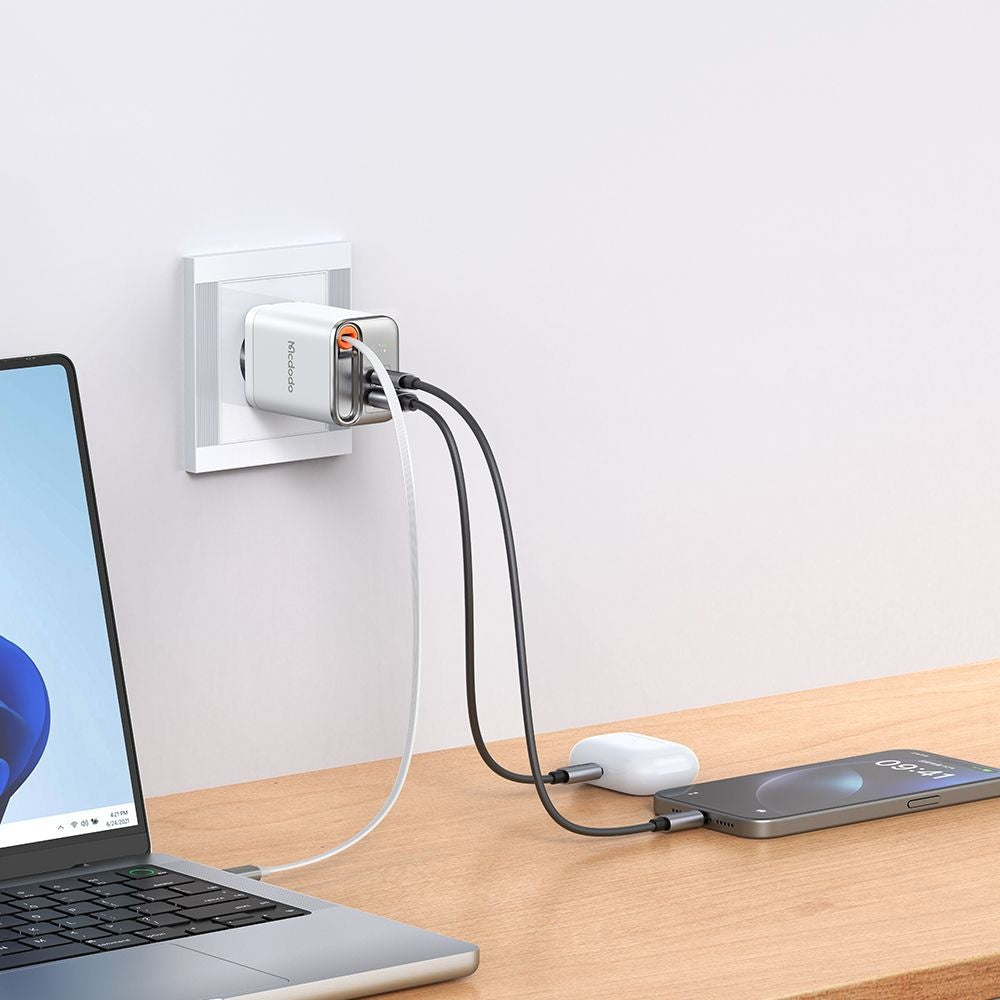 Netzladegerät mit USB-C Kabel McDodo CH-4103 FreeGo Display, 67W, 3.35A, 1 x USB-A - 1 x USB-C, Weiß